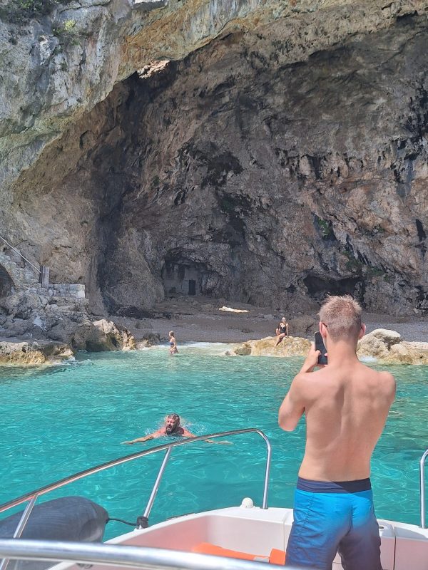 1000008928 Betina Cave